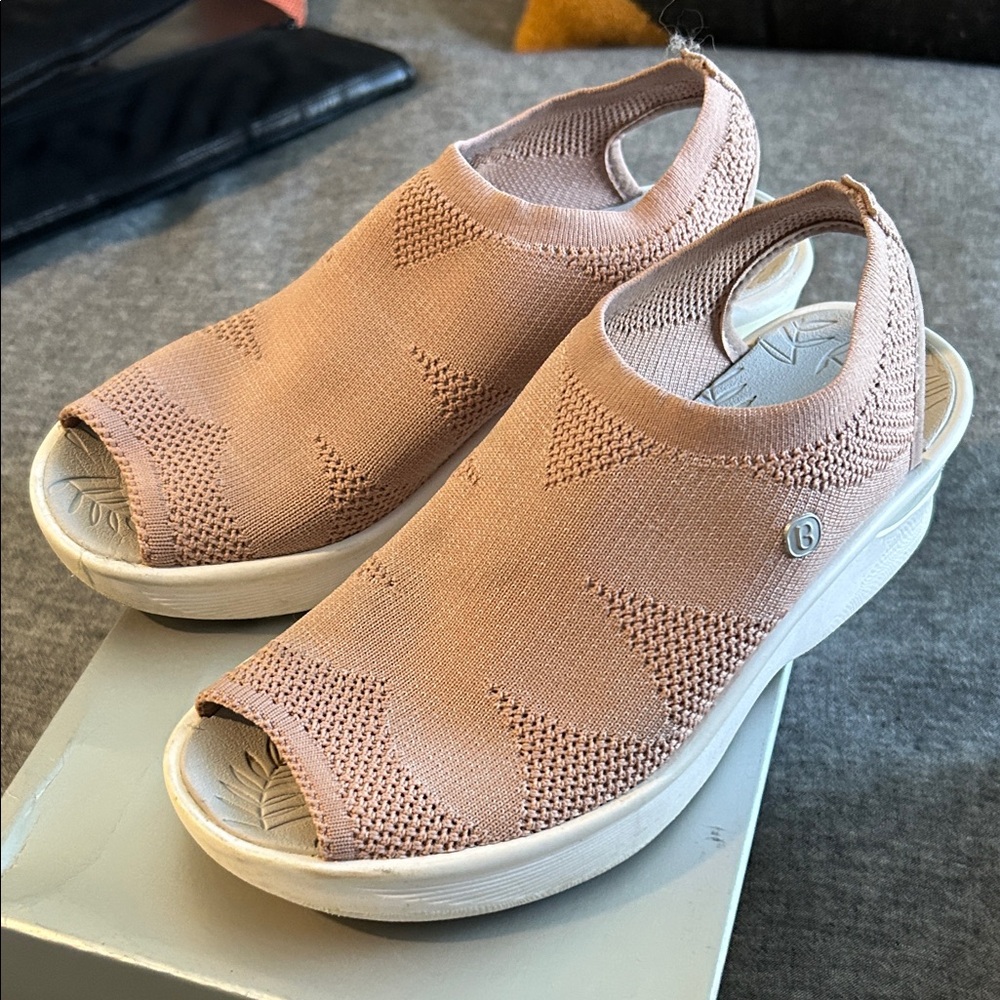 Bzees Pink Knit Open-Toe Slingback Sandals like new only worn a few times.